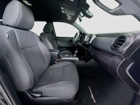 Used 2018 Toyota Tacoma TRD Sport AWD/4WD image 26