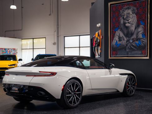 Used 2018 Aston Martin DB11 V12 RWD image 6