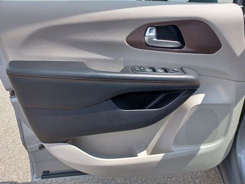 Used 2017 Chrysler Pacifica Touring FWD image 7