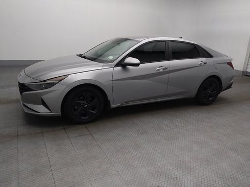 Used 2022 Hyundai Elantra SEL image 2