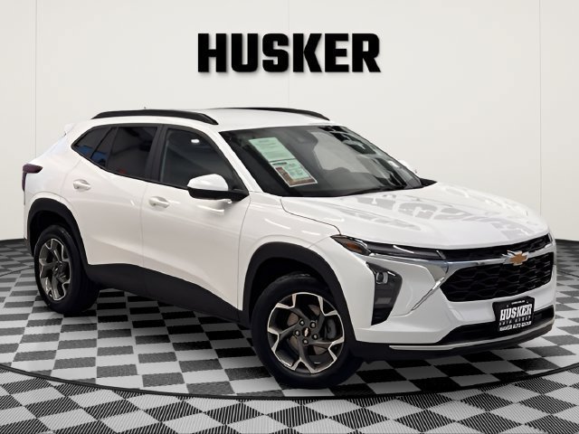 Certified 2025 Chevrolet Trax LT FWD image 1