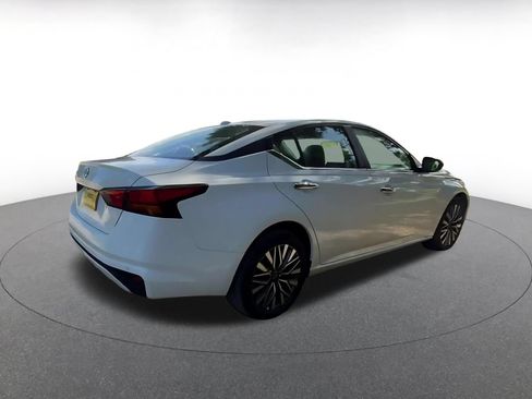 Used 2025 Nissan Altima 2.5 SV FWD image 15
