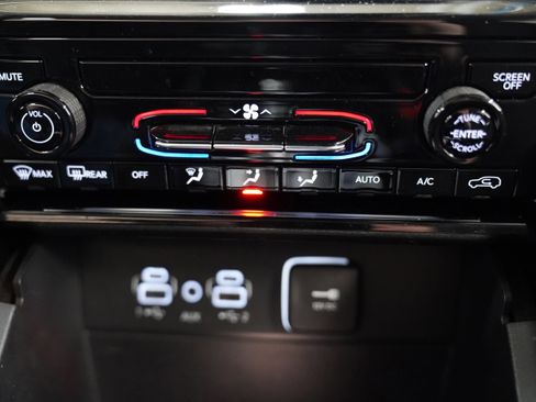 Used 2023 Jeep Grand Cherokee Laredo X image 27