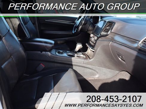 Used 2019 Jeep Grand Cherokee Limited w/ Luxury Group II image 2
