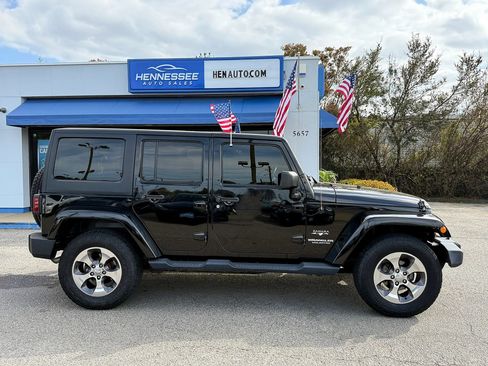 Used 2017 Jeep Wrangler Unlimited Sahara w/ Connectivity Group image 23
