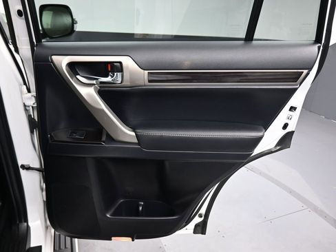 Used 2016 Lexus GX 460 w/ Navigation Package image 41