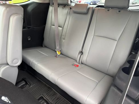 Used 2021 Toyota Highlander XLE AWD/4WD image 17