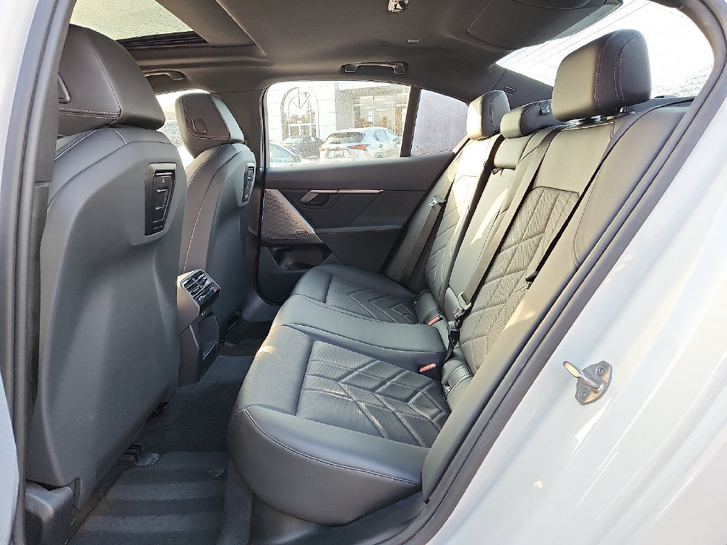 Used 2024 BMW i5 eDrive40i w/ M Sport Package RWD image 10