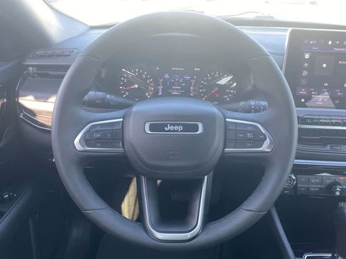 Used 2025 Jeep Compass Latitude w/ Convenience Group AWD/4WD image 14