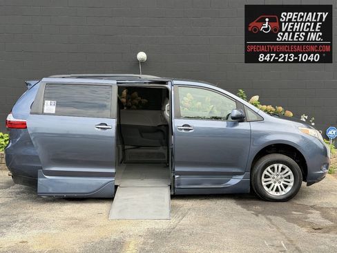Used 2015 Toyota Sienna XLE FWD image 2