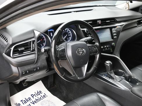 Used 2020 Toyota Camry SE FWD image 11