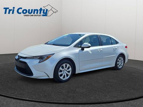 Used 2025 Toyota Corolla LE image 3
