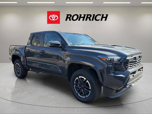Used 2024 Toyota Tacoma TRD Sport w/ TRD Sport Upgrade Package image 4