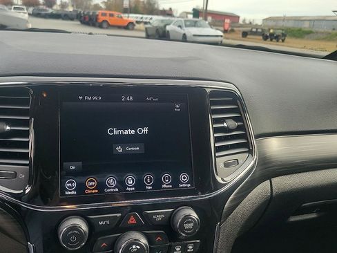 Used 2022 Jeep Grand Cherokee Laredo X image 15