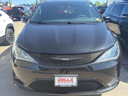Used 2020 Chrysler Pacifica Touring-L FWD image 2