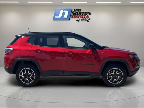 Used 2025 Jeep Compass Trailhawk AWD/4WD image 4