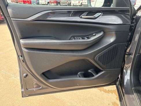 Used 2023 Jeep Grand Cherokee Altitude image 13