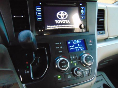 Used 2016 Toyota Sienna LE image 12