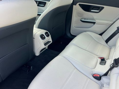 Used 2025 Mercedes-Benz C 300 4MATIC Sedan image 4