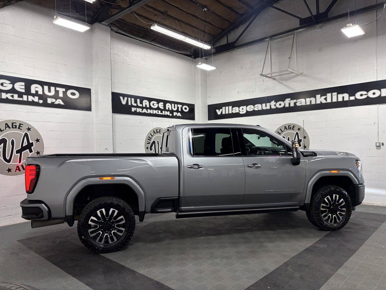 Used 2025 GMC Sierra 3500 Denali Ultimate AWD/4WD image 3