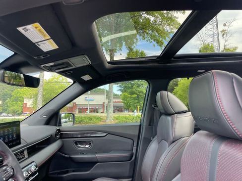 Used 2025 Honda Pilot Black Edition image 32