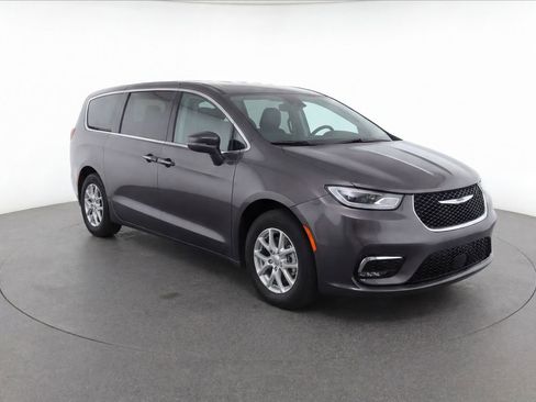 Used 2023 Chrysler Pacifica Touring-L FWD image 2