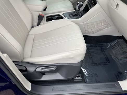 Certified 2022 Volkswagen Tiguan SE FWD image 42