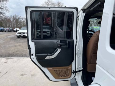 Used 2017 Jeep Wrangler Unlimited Sahara w/ Connectivity Group image 16