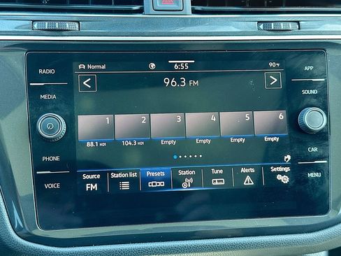 Used 2022 Volkswagen Tiguan SE w/ Panoramic Sunroof Package image 15