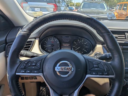 Used 2020 Nissan Rogue SV FWD image 26