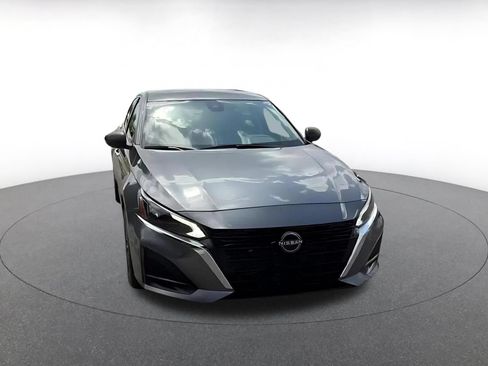 Used 2025 Nissan Altima 2.5 SV FWD image 3