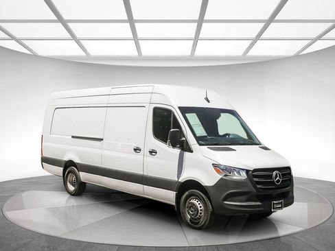 Used 2024 Mercedes-Benz Sprinter 3500 image 5