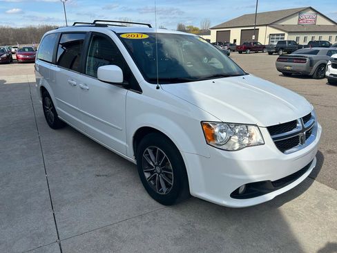 Used 2017 Dodge Grand Caravan SXT image 3