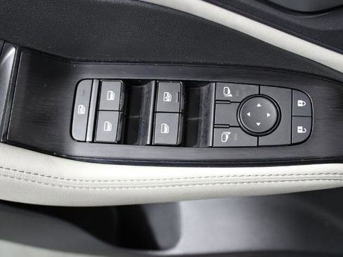 Certified 2025 Nissan Rogue SV image 25