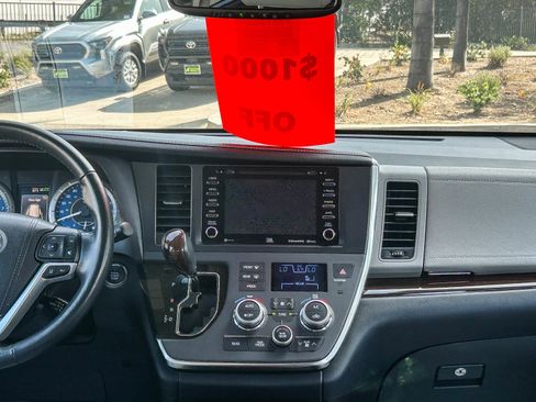 Used 2018 Toyota Sienna Limited w/ Carpet Mat Package image 13