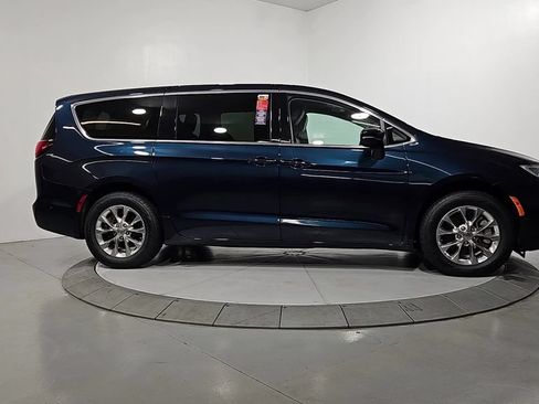 Used 2023 Chrysler Pacifica Touring-L AWD/4WD image 7
