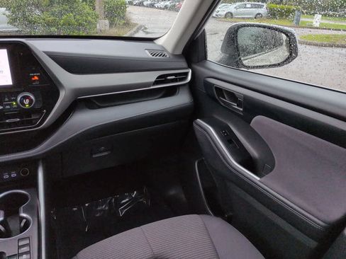 Certified 2024 Toyota Highlander LE FWD image 17