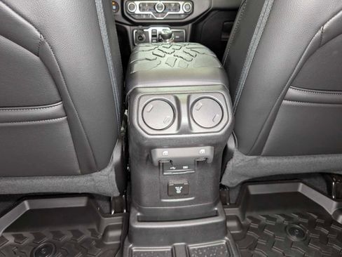 Used 2019 Jeep Wrangler Unlimited Sahara AWD/4WD image 26