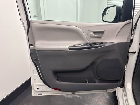 Used 2019 Toyota Sienna L image 16