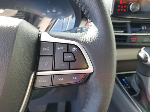 Used 2023 Toyota Sienna XLE image 18