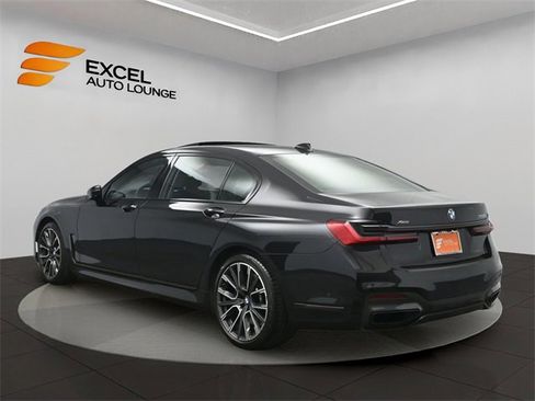 Used 2021 BMW 750i xDrive w/ Executive Package image 3