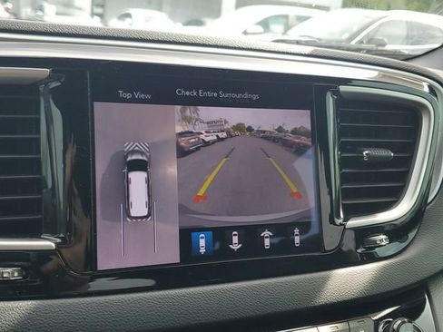 Used 2020 Chrysler Pacifica Touring-L Plus FWD image 18