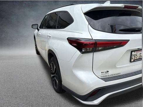 Used 2022 Toyota Highlander XSE FWD image 10