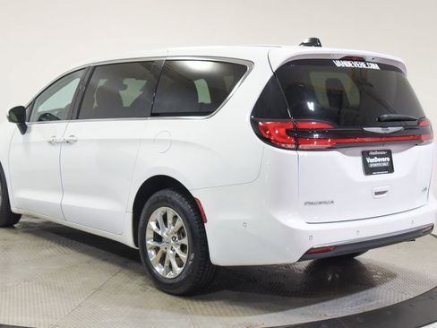 Used 2023 Chrysler Pacifica Touring-L AWD/4WD image 12