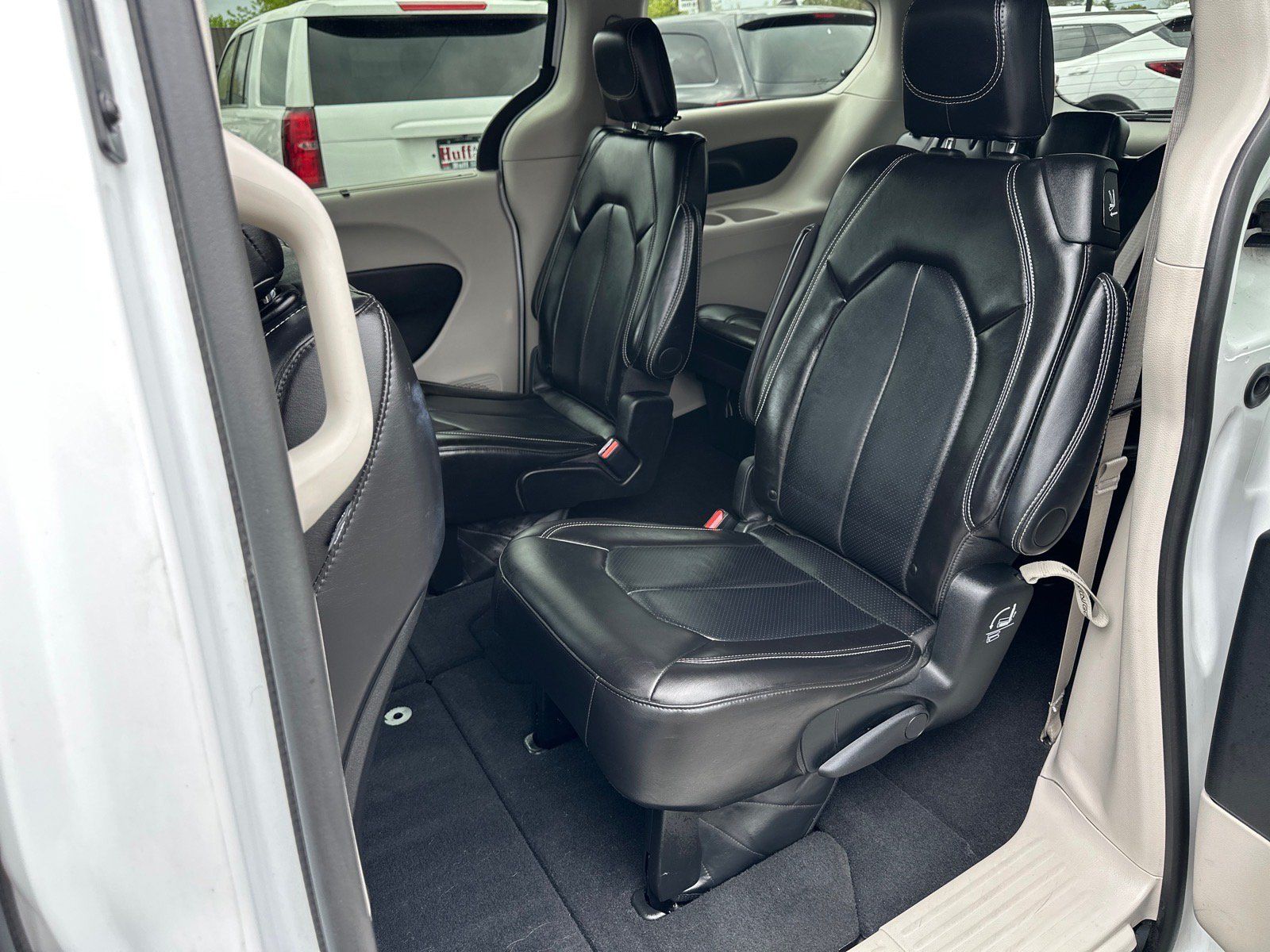 Used 2024 Chrysler Pacifica Touring-L FWD image 11