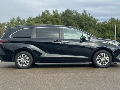 Used 2023 Toyota Sienna XLE image 3