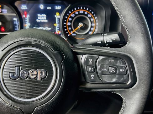 Used 2025 Jeep Gladiator Mojave AWD/4WD image 19