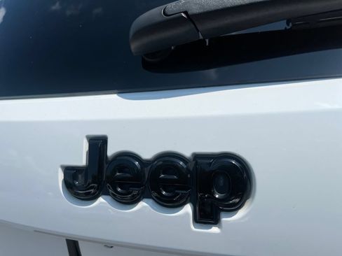 Used 2022 Jeep Grand Cherokee Laredo X RWD image 40