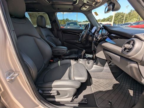 Used 2022 MINI Cooper S w/ Premium Package image 9