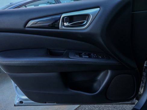 Used 2020 Nissan Pathfinder S image 23